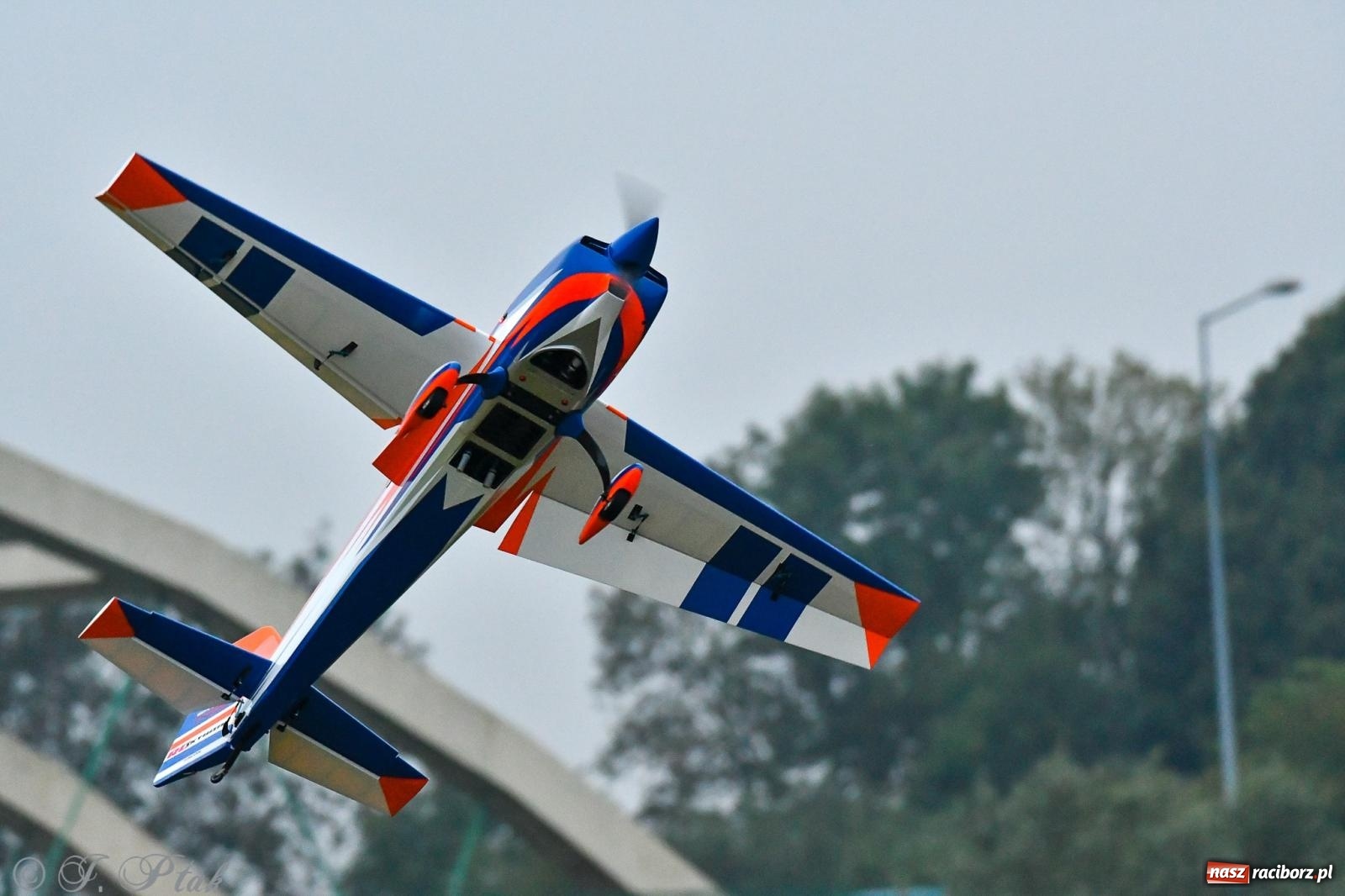 Zdjęcie w galerii na portalu naszraciborz.pl: Pogoda przerwała finał raciborskiego RC Airshow [FOTO] wiadomości z regionu