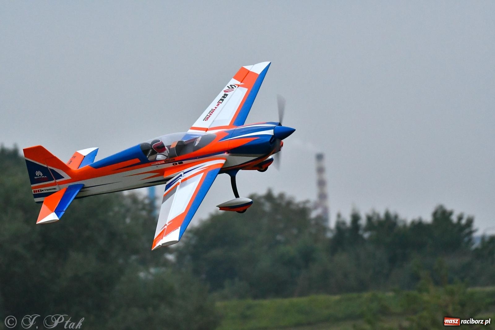 Zdjęcie w galerii na portalu naszraciborz.pl: Pogoda przerwała finał raciborskiego RC Airshow [FOTO] wiadomości z regionu