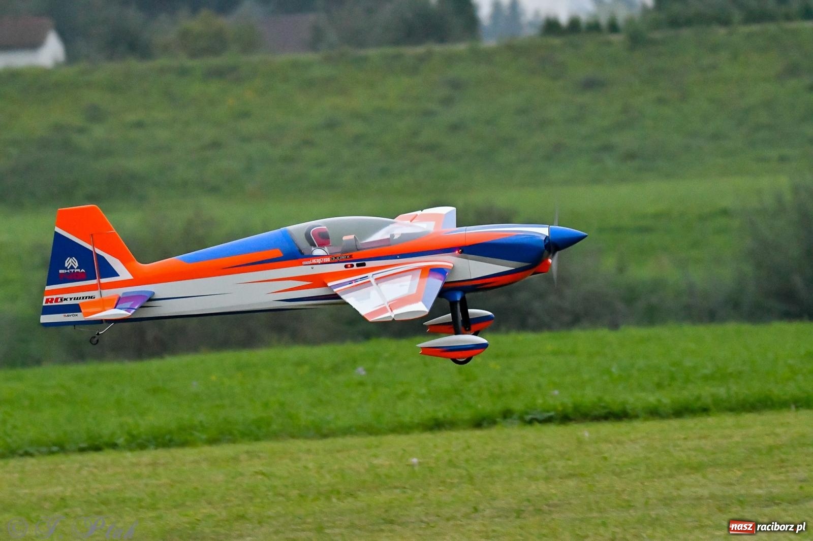 Zdjęcie w galerii na portalu naszraciborz.pl: Pogoda przerwała finał raciborskiego RC Airshow [FOTO] wiadomości z regionu