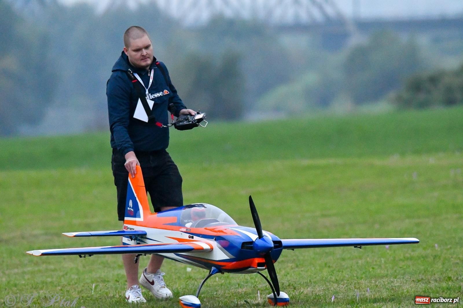 Zdjęcie w galerii na portalu naszraciborz.pl: Pogoda przerwała finał raciborskiego RC Airshow [FOTO] wiadomości z regionu