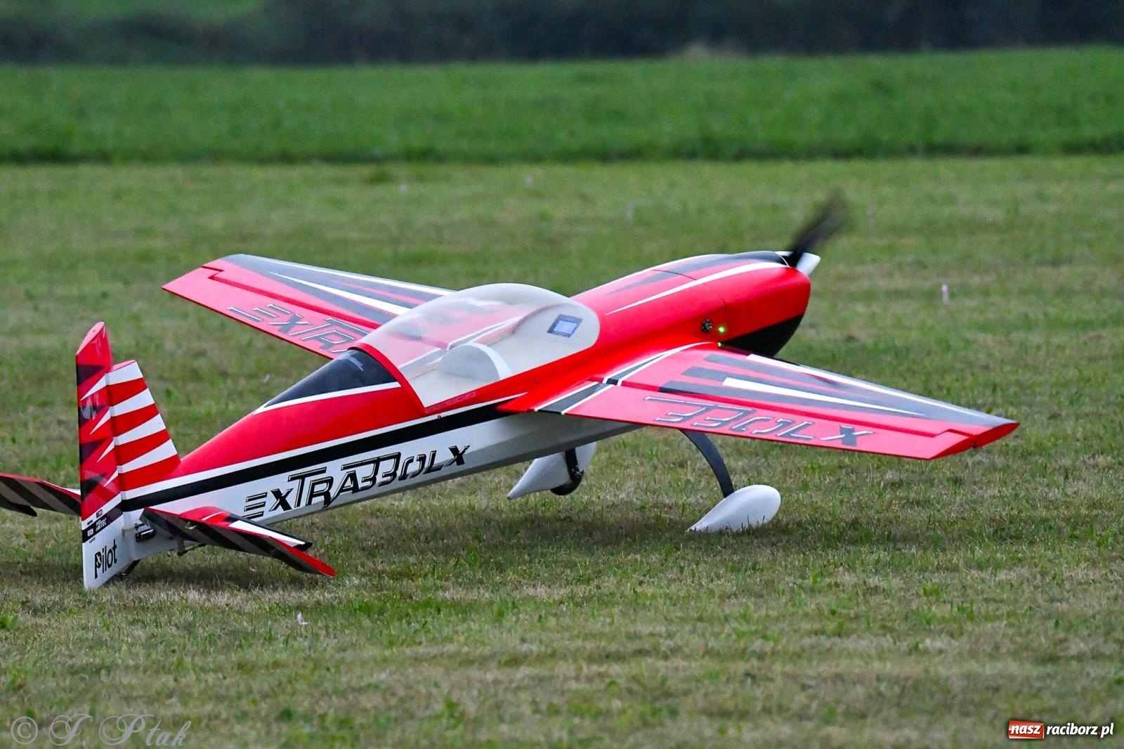 Zdjęcie w galerii na portalu naszraciborz.pl: Pogoda przerwała finał raciborskiego RC Airshow [FOTO] wiadomości z regionu