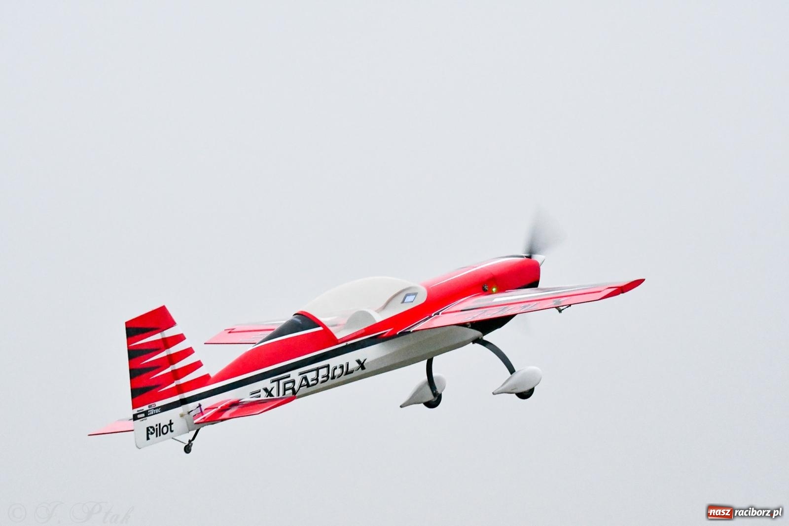 Zdjęcie w galerii na portalu naszraciborz.pl: Pogoda przerwała finał raciborskiego RC Airshow [FOTO] wiadomości z regionu