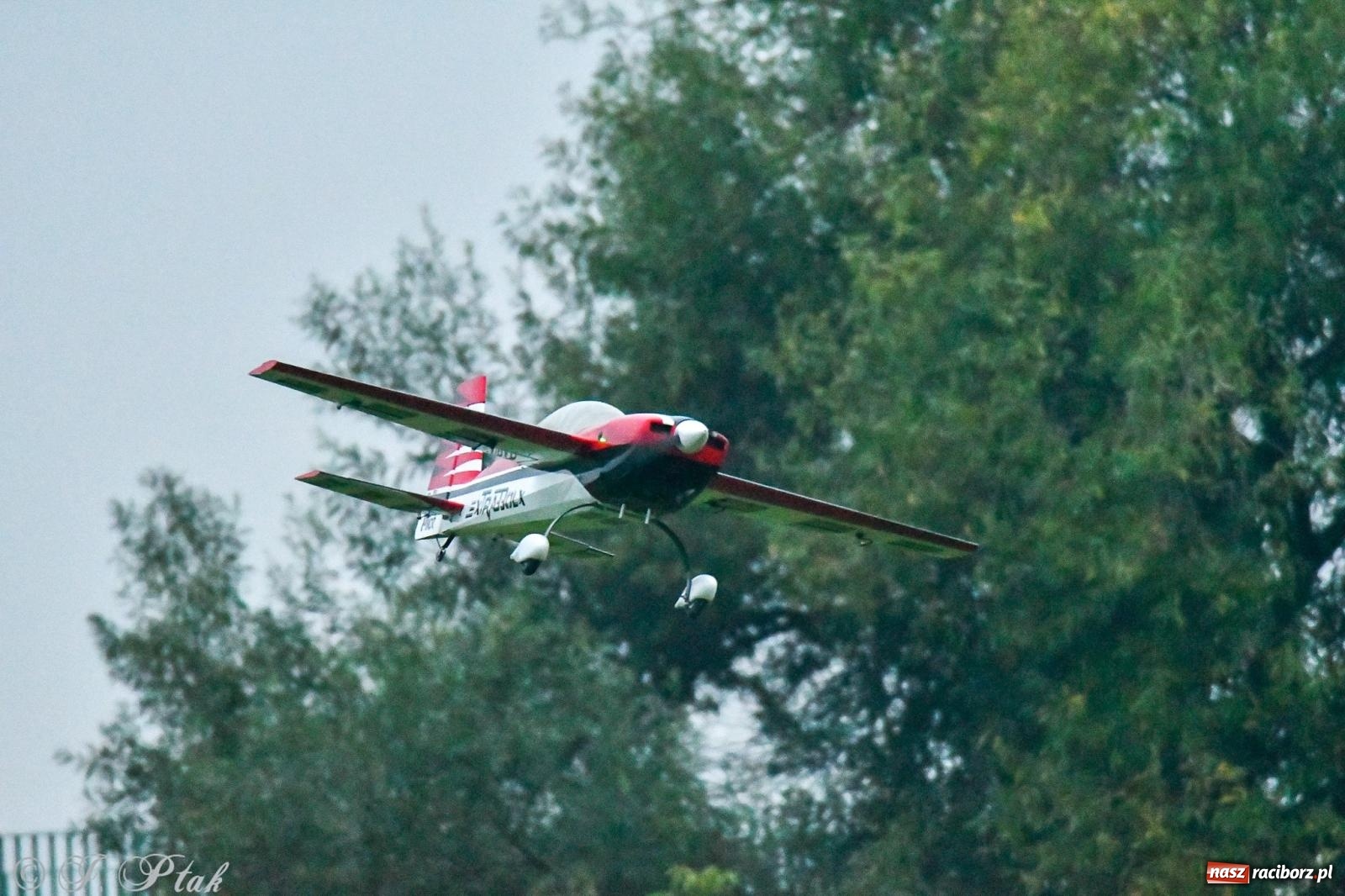 Zdjęcie w galerii na portalu naszraciborz.pl: Pogoda przerwała finał raciborskiego RC Airshow [FOTO] wiadomości z regionu