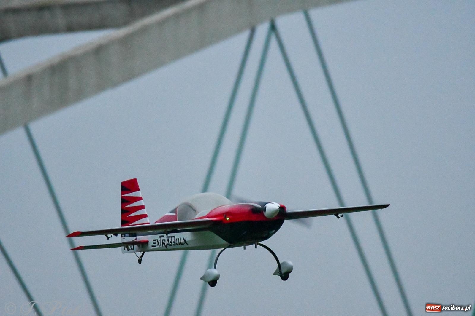 Zdjęcie w galerii na portalu naszraciborz.pl: Pogoda przerwała finał raciborskiego RC Airshow [FOTO] wiadomości z regionu