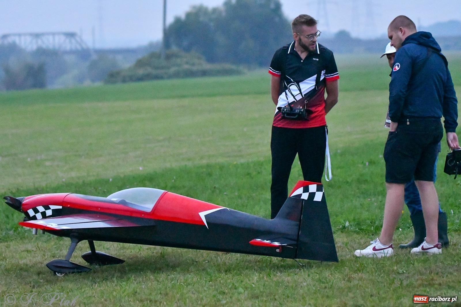 Zdjęcie w galerii na portalu naszraciborz.pl: Pogoda przerwała finał raciborskiego RC Airshow [FOTO] wiadomości z regionu