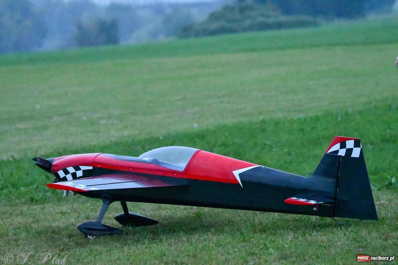 Zdjęcie w galerii na portalu naszraciborz.pl: Pogoda przerwała finał raciborskiego RC Airshow [FOTO] wiadomości z regionu