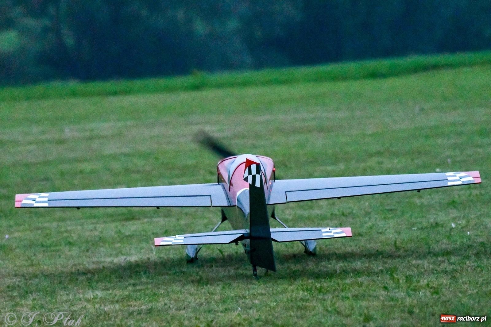 Zdjęcie w galerii na portalu naszraciborz.pl: Pogoda przerwała finał raciborskiego RC Airshow [FOTO] wiadomości z regionu