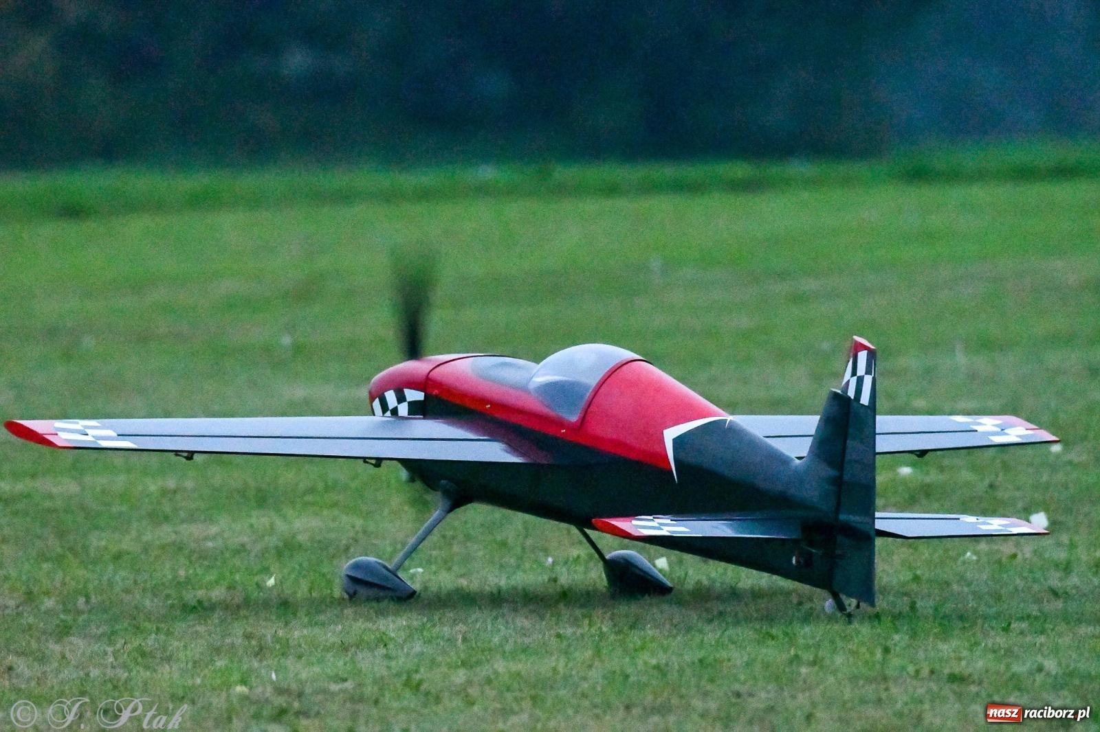 Zdjęcie w galerii na portalu naszraciborz.pl: Pogoda przerwała finał raciborskiego RC Airshow [FOTO] wiadomości z regionu