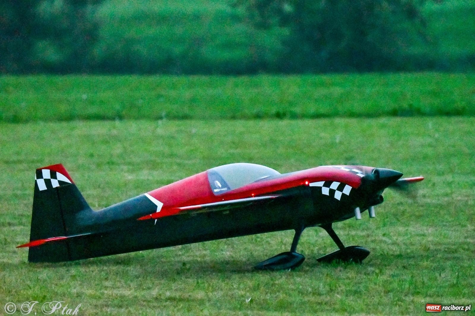 Zdjęcie w galerii na portalu naszraciborz.pl: Pogoda przerwała finał raciborskiego RC Airshow [FOTO] wiadomości z regionu