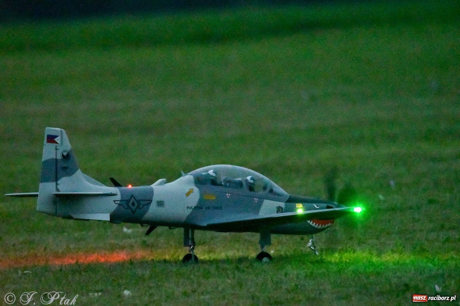 Zdjęcie w galerii na portalu naszraciborz.pl: Pogoda przerwała finał raciborskiego RC Airshow [FOTO] wiadomości z regionu