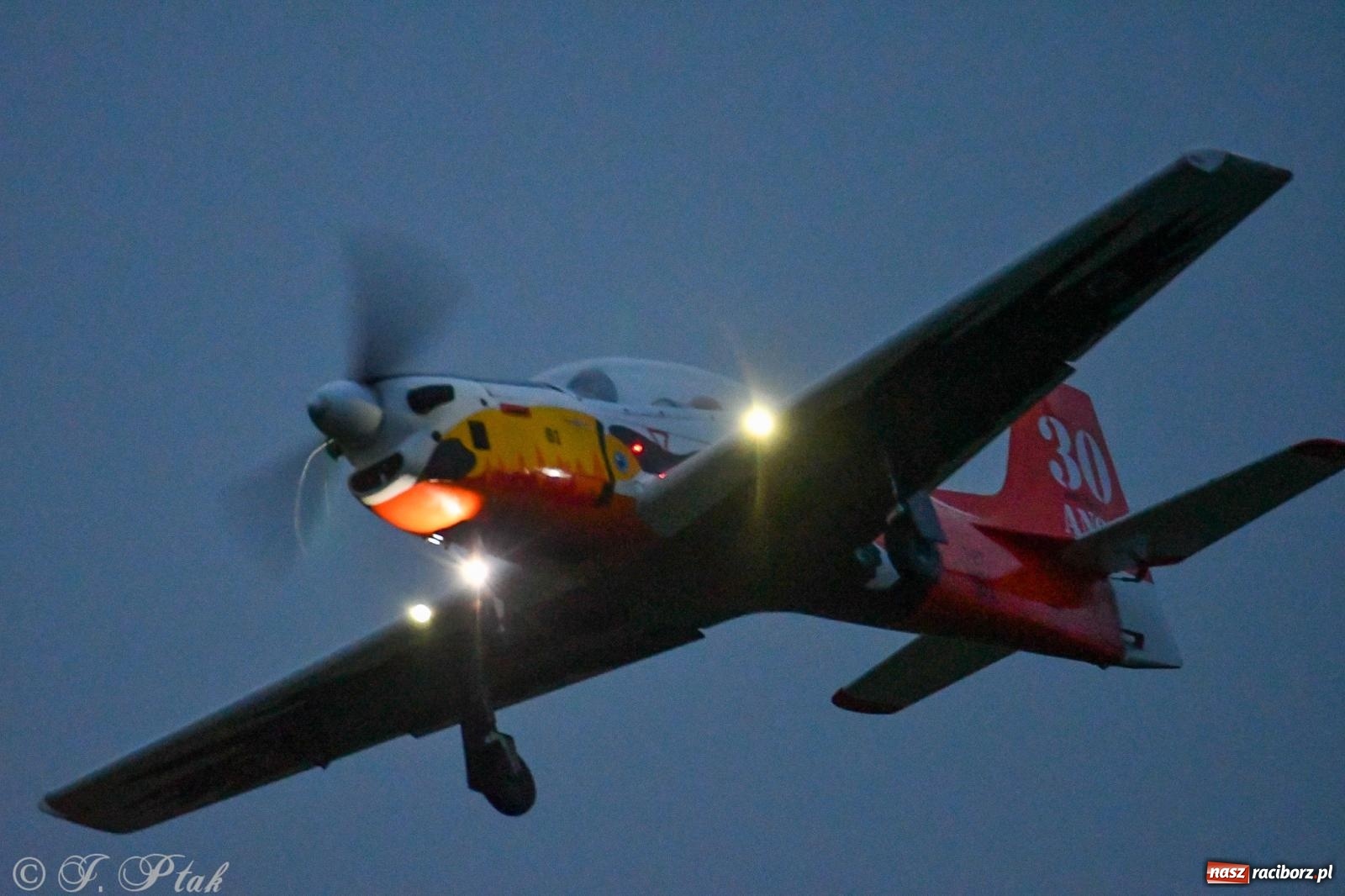 Zdjęcie w galerii na portalu naszraciborz.pl: Pogoda przerwała finał raciborskiego RC Airshow [FOTO] wiadomości z regionu