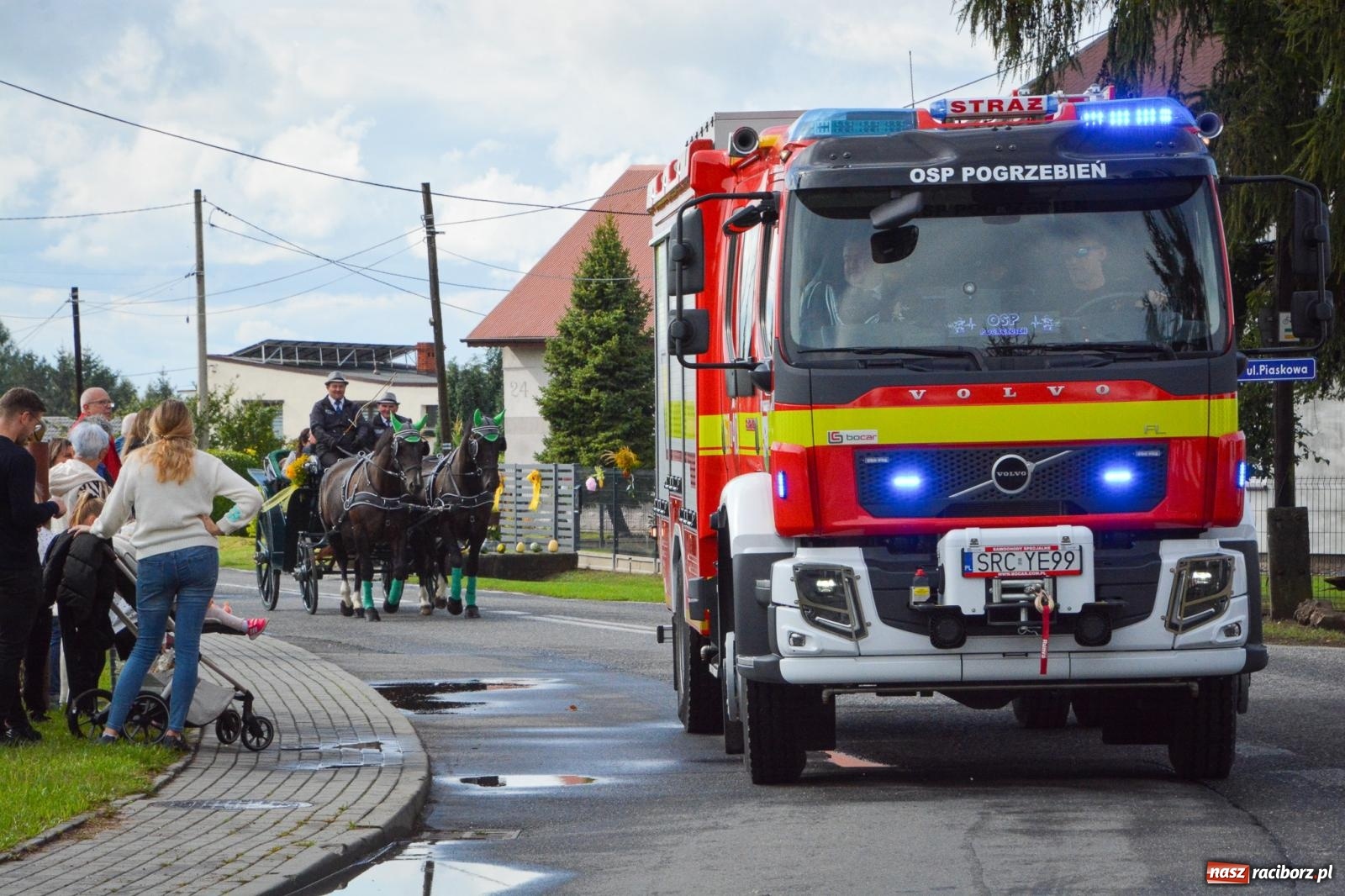 Zdjęcie w galerii na portalu naszraciborz.pl: Pogrzebień gospodarzem dożynek gminnych. Jeden z największych korowodów w powiecie [FOTO i WIDEO] wiadomości z regionu