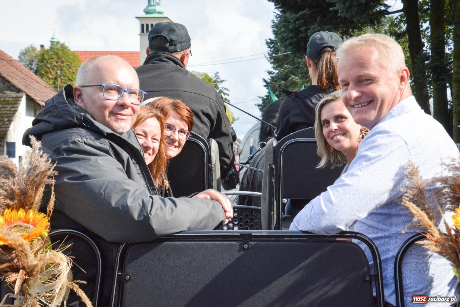 Zdjęcie w galerii na portalu naszraciborz.pl: Pogrzebień gospodarzem dożynek gminnych. Jeden z największych korowodów w powiecie [FOTO i WIDEO] wiadomości z regionu