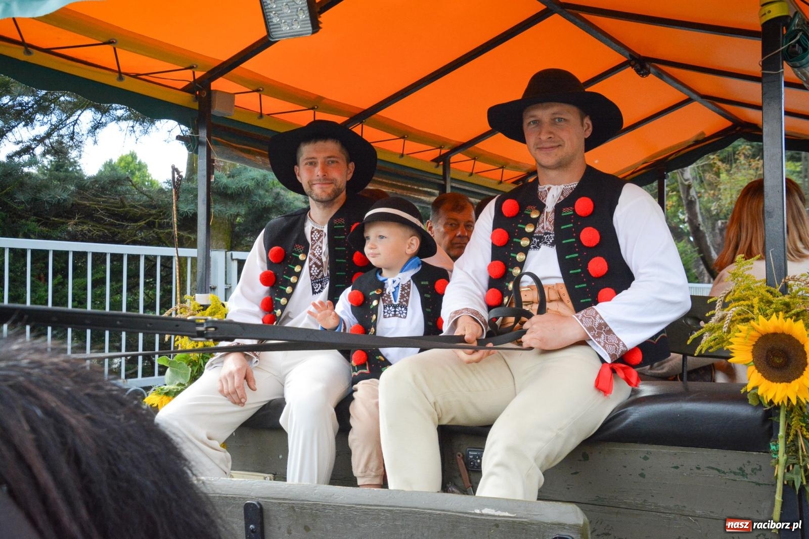 Zdjęcie w galerii na portalu naszraciborz.pl: Pogrzebień gospodarzem dożynek gminnych. Jeden z największych korowodów w powiecie [FOTO i WIDEO] wiadomości z regionu