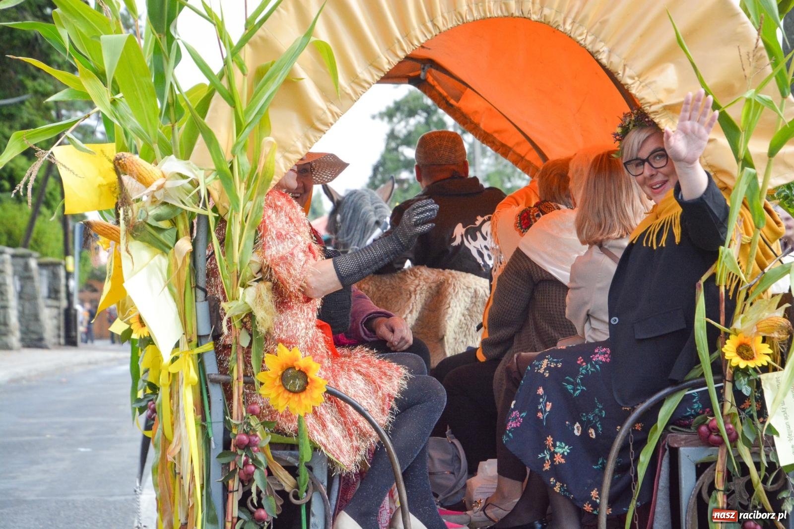 Zdjęcie w galerii na portalu naszraciborz.pl: Pogrzebień gospodarzem dożynek gminnych. Jeden z największych korowodów w powiecie [FOTO i WIDEO] wiadomości z regionu