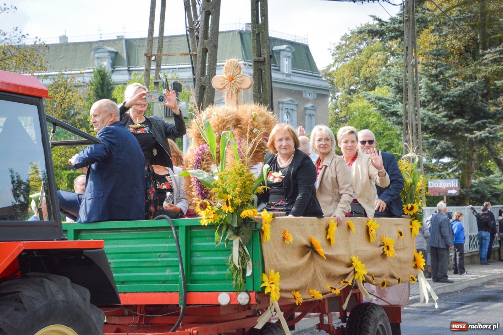 Zdjęcie w galerii na portalu naszraciborz.pl: Pogrzebień gospodarzem dożynek gminnych. Jeden z największych korowodów w powiecie [FOTO i WIDEO] wiadomości z regionu