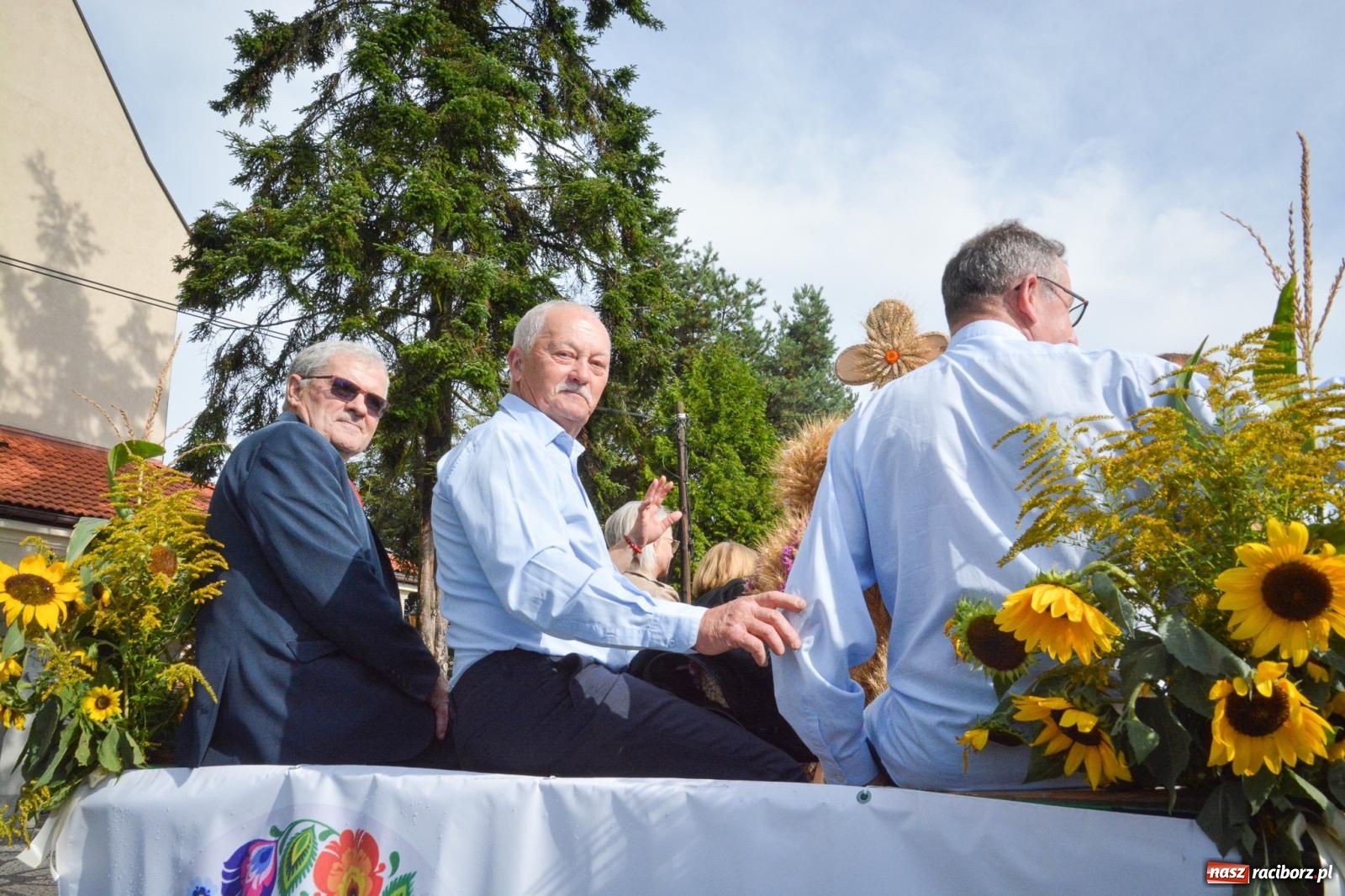 Zdjęcie w galerii na portalu naszraciborz.pl: Pogrzebień gospodarzem dożynek gminnych. Jeden z największych korowodów w powiecie [FOTO i WIDEO] wiadomości z regionu