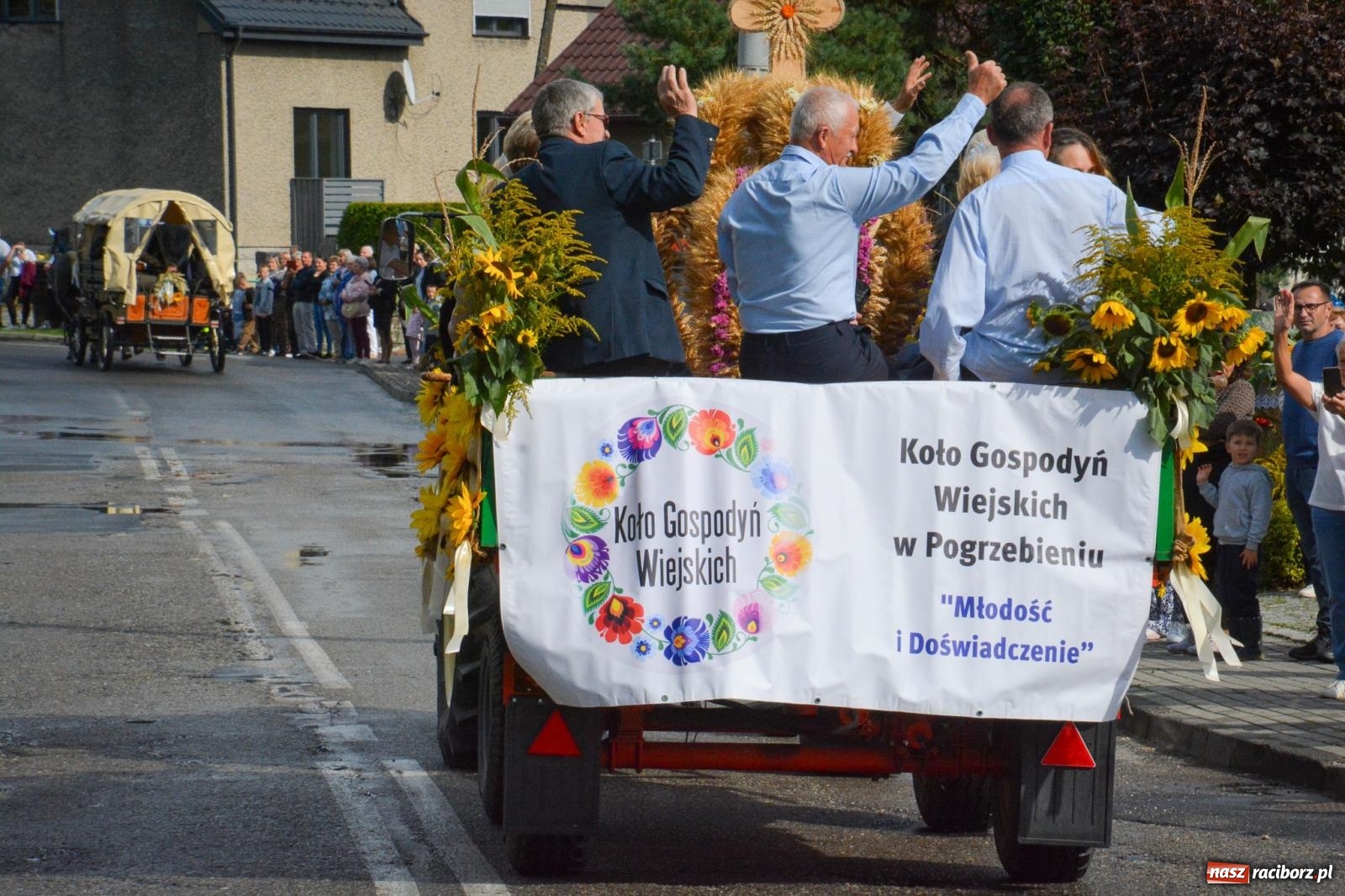 Zdjęcie w galerii na portalu naszraciborz.pl: Pogrzebień gospodarzem dożynek gminnych. Jeden z największych korowodów w powiecie [FOTO i WIDEO] wiadomości z regionu