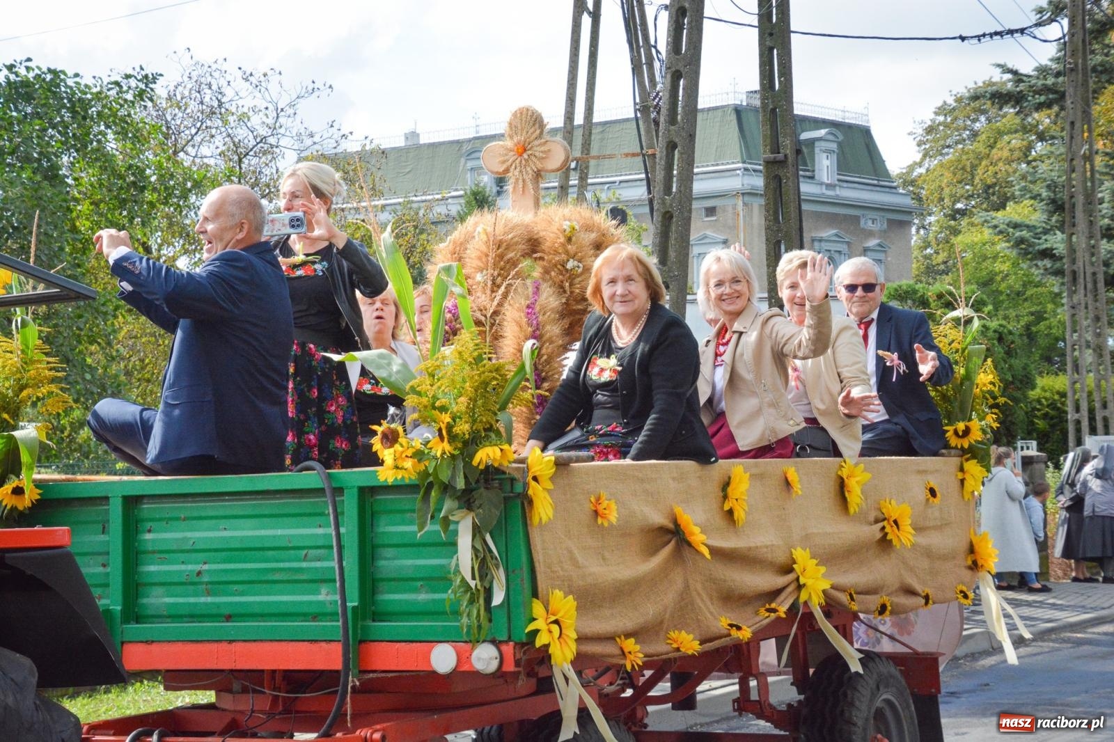 Zdjęcie w galerii na portalu naszraciborz.pl: Pogrzebień gospodarzem dożynek gminnych. Jeden z największych korowodów w powiecie [FOTO i WIDEO] wiadomości z regionu