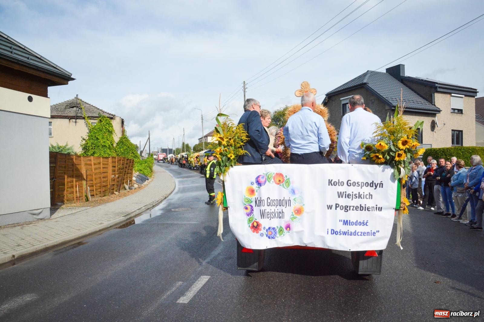 Zdjęcie w galerii na portalu naszraciborz.pl: Pogrzebień gospodarzem dożynek gminnych. Jeden z największych korowodów w powiecie [FOTO i WIDEO] wiadomości z regionu