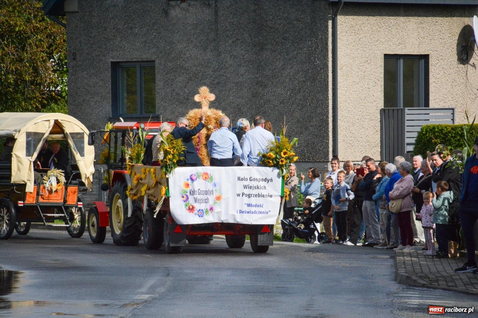 Zdjęcie w galerii na portalu naszraciborz.pl: Pogrzebień gospodarzem dożynek gminnych. Jeden z największych korowodów w powiecie [FOTO i WIDEO] wiadomości z regionu