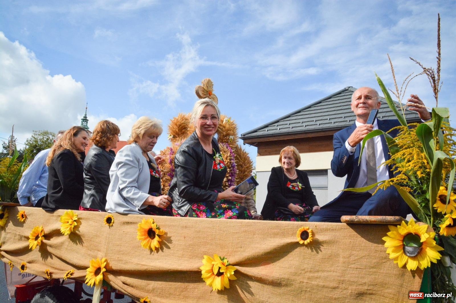 Zdjęcie w galerii na portalu naszraciborz.pl: Pogrzebień gospodarzem dożynek gminnych. Jeden z największych korowodów w powiecie [FOTO i WIDEO] wiadomości z regionu