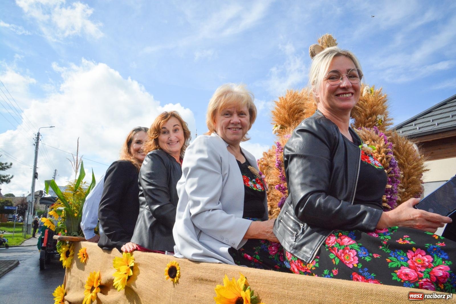 Zdjęcie w galerii na portalu naszraciborz.pl: Pogrzebień gospodarzem dożynek gminnych. Jeden z największych korowodów w powiecie [FOTO i WIDEO] wiadomości z regionu