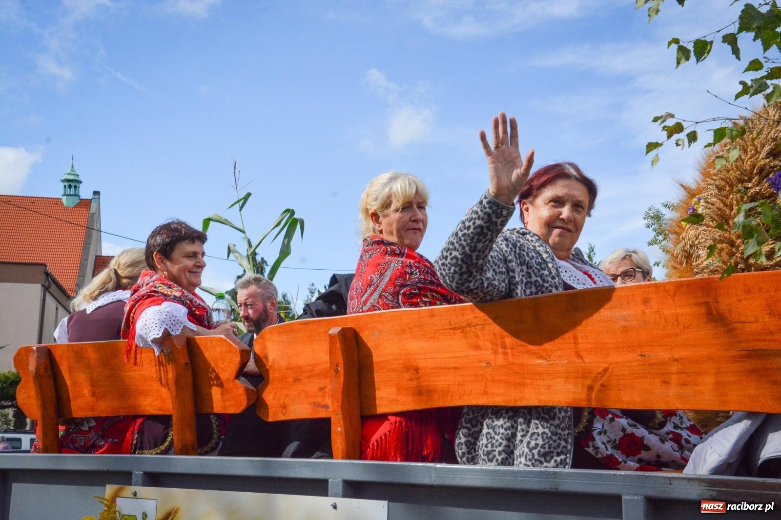 Zdjęcie w galerii na portalu naszraciborz.pl: Pogrzebień gospodarzem dożynek gminnych. Jeden z największych korowodów w powiecie [FOTO i WIDEO] wiadomości z regionu