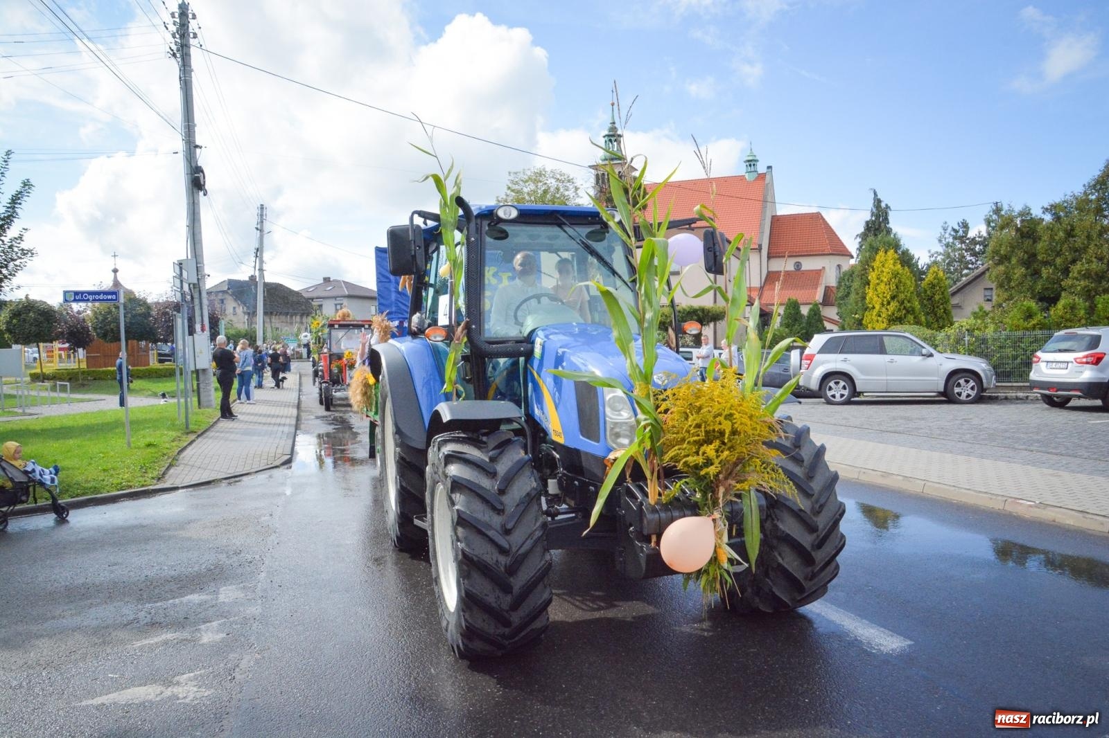 Zdjęcie w galerii na portalu naszraciborz.pl: Pogrzebień gospodarzem dożynek gminnych. Jeden z największych korowodów w powiecie [FOTO i WIDEO] wiadomości z regionu