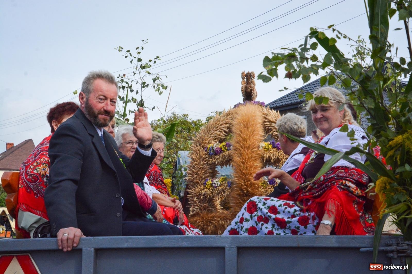 Zdjęcie w galerii na portalu naszraciborz.pl: Pogrzebień gospodarzem dożynek gminnych. Jeden z największych korowodów w powiecie [FOTO i WIDEO] wiadomości z regionu