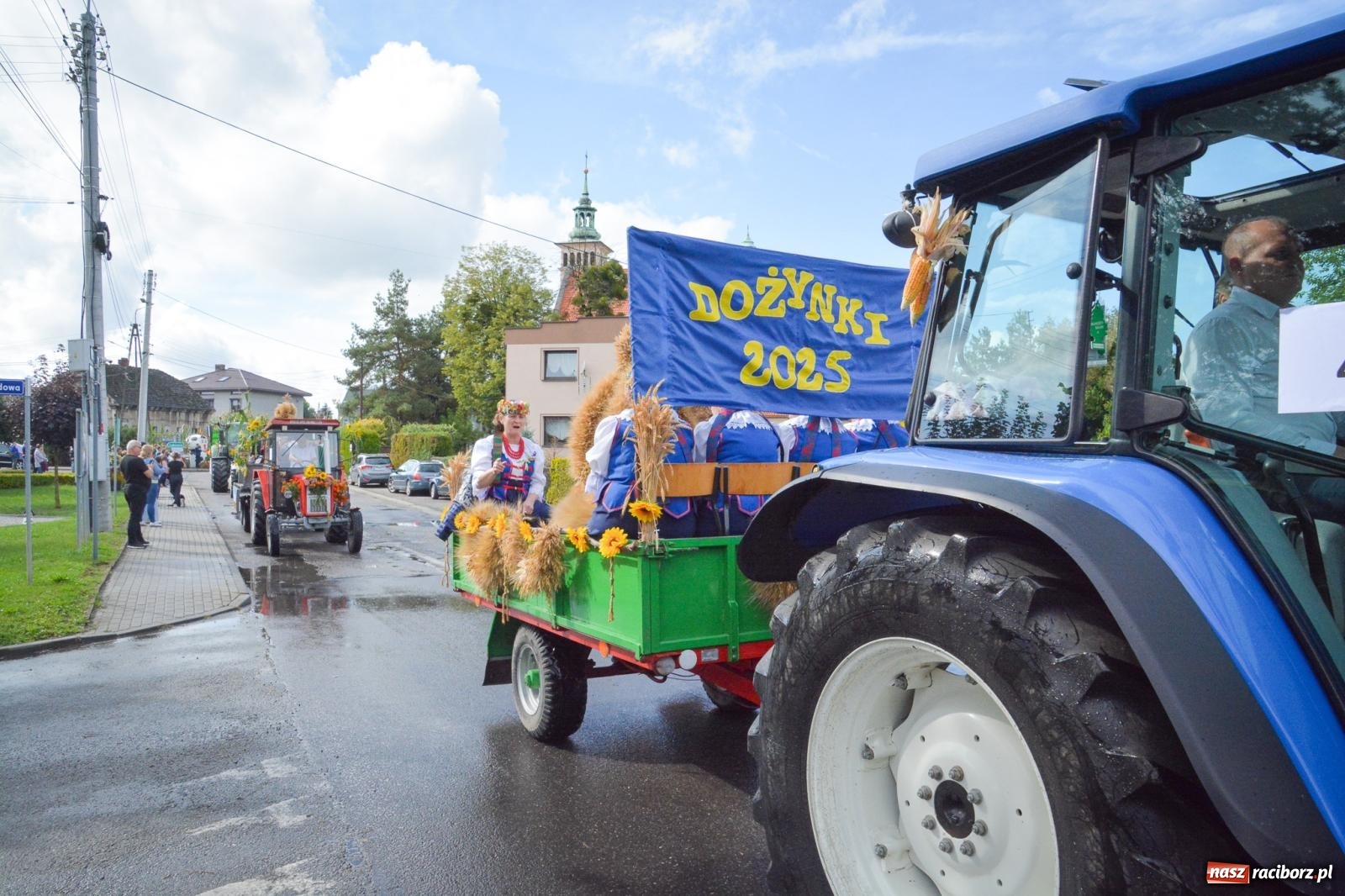 Zdjęcie w galerii na portalu naszraciborz.pl: Pogrzebień gospodarzem dożynek gminnych. Jeden z największych korowodów w powiecie [FOTO i WIDEO] wiadomości z regionu