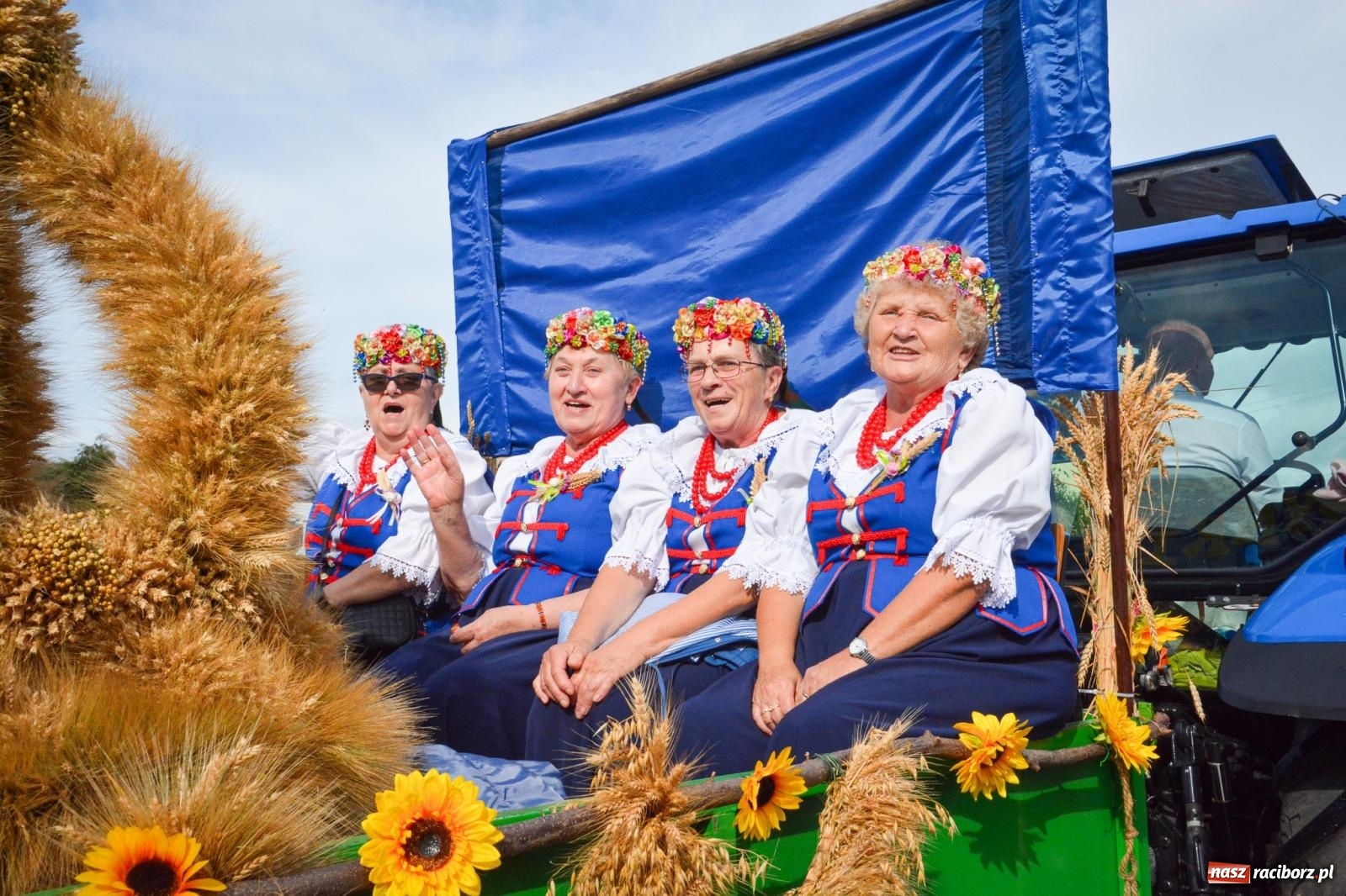Zdjęcie w galerii na portalu naszraciborz.pl: Pogrzebień gospodarzem dożynek gminnych. Jeden z największych korowodów w powiecie [FOTO i WIDEO] wiadomości z regionu