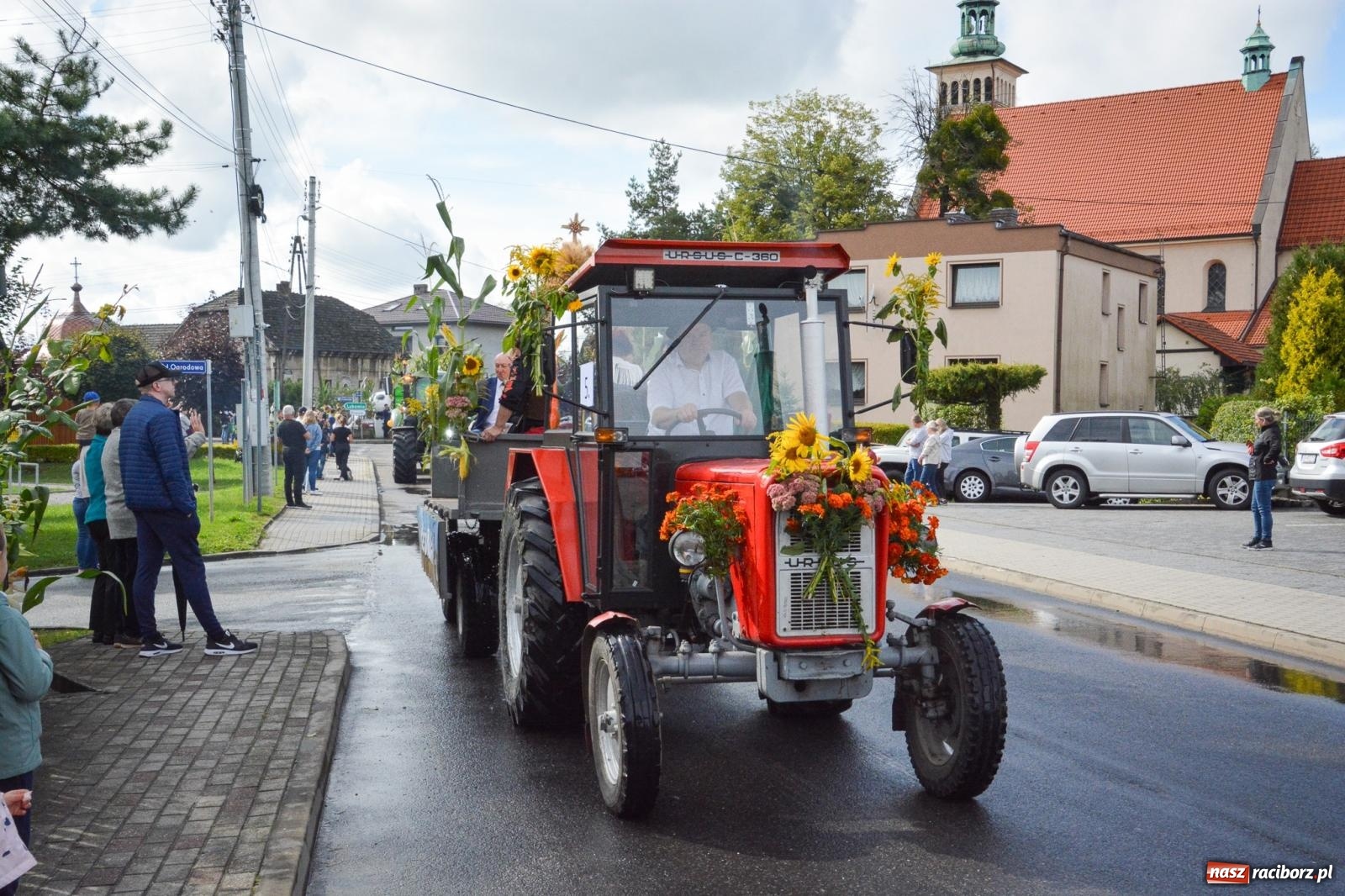 Zdjęcie w galerii na portalu naszraciborz.pl: Pogrzebień gospodarzem dożynek gminnych. Jeden z największych korowodów w powiecie [FOTO i WIDEO] wiadomości z regionu