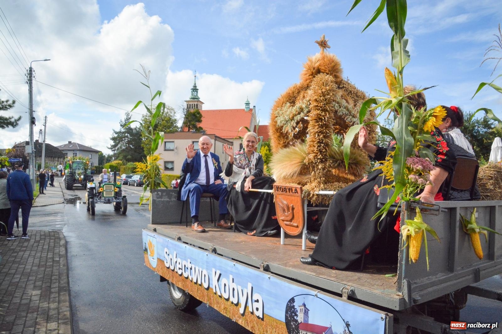 Zdjęcie w galerii na portalu naszraciborz.pl: Pogrzebień gospodarzem dożynek gminnych. Jeden z największych korowodów w powiecie [FOTO i WIDEO] wiadomości z regionu