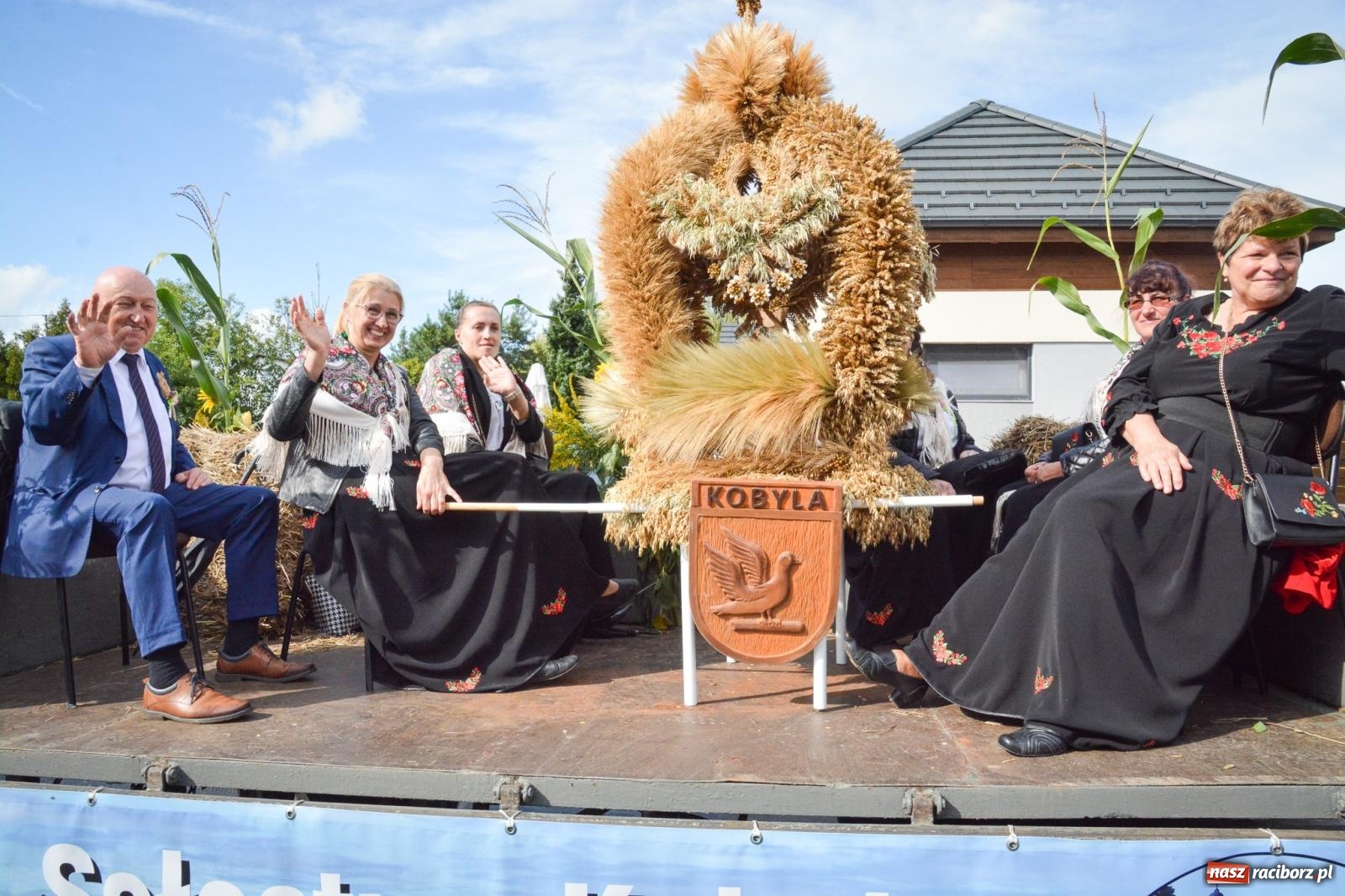Zdjęcie w galerii na portalu naszraciborz.pl: Pogrzebień gospodarzem dożynek gminnych. Jeden z największych korowodów w powiecie [FOTO i WIDEO] wiadomości z regionu