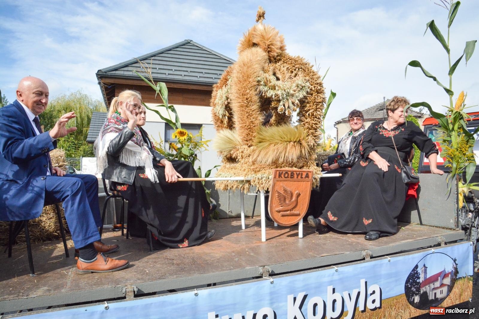 Zdjęcie w galerii na portalu naszraciborz.pl: Pogrzebień gospodarzem dożynek gminnych. Jeden z największych korowodów w powiecie [FOTO i WIDEO] wiadomości z regionu