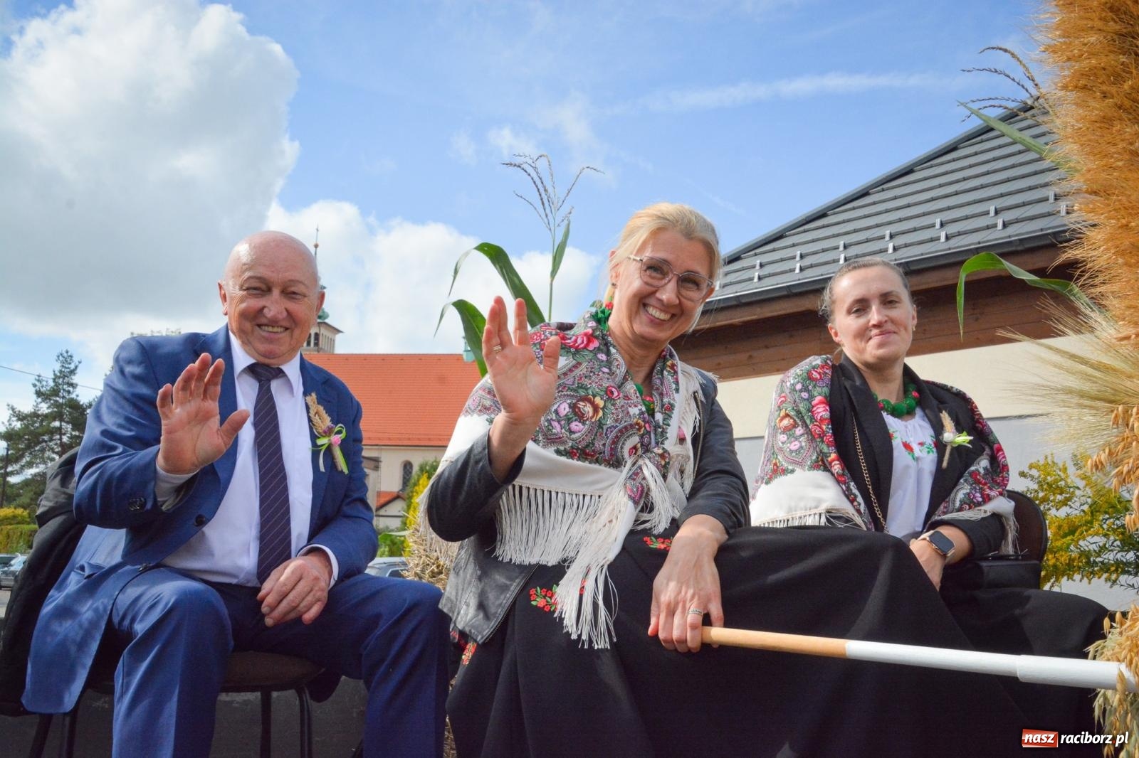 Zdjęcie w galerii na portalu naszraciborz.pl: Pogrzebień gospodarzem dożynek gminnych. Jeden z największych korowodów w powiecie [FOTO i WIDEO] wiadomości z regionu