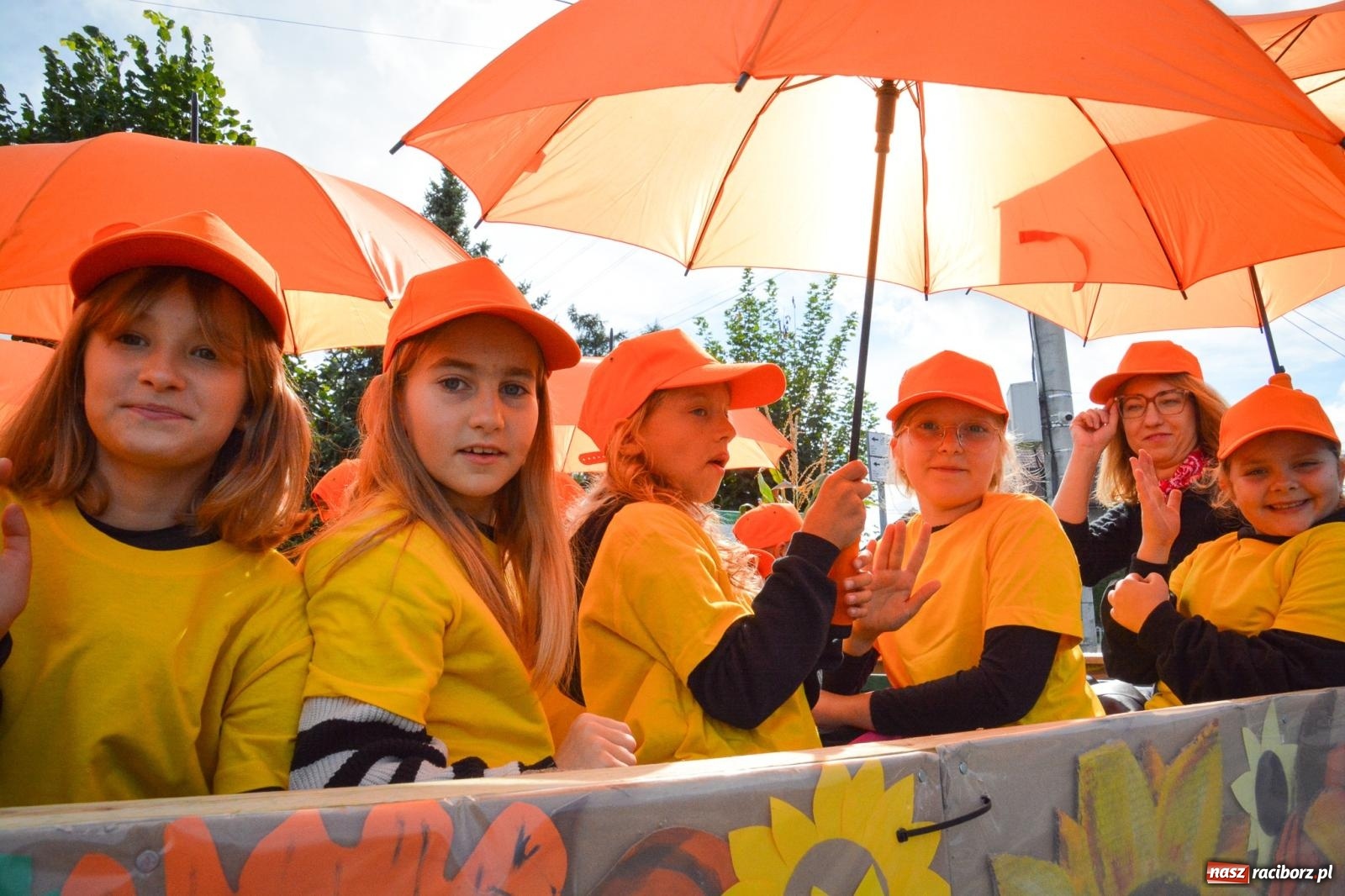 Zdjęcie w galerii na portalu naszraciborz.pl: Pogrzebień gospodarzem dożynek gminnych. Jeden z największych korowodów w powiecie [FOTO i WIDEO] wiadomości z regionu