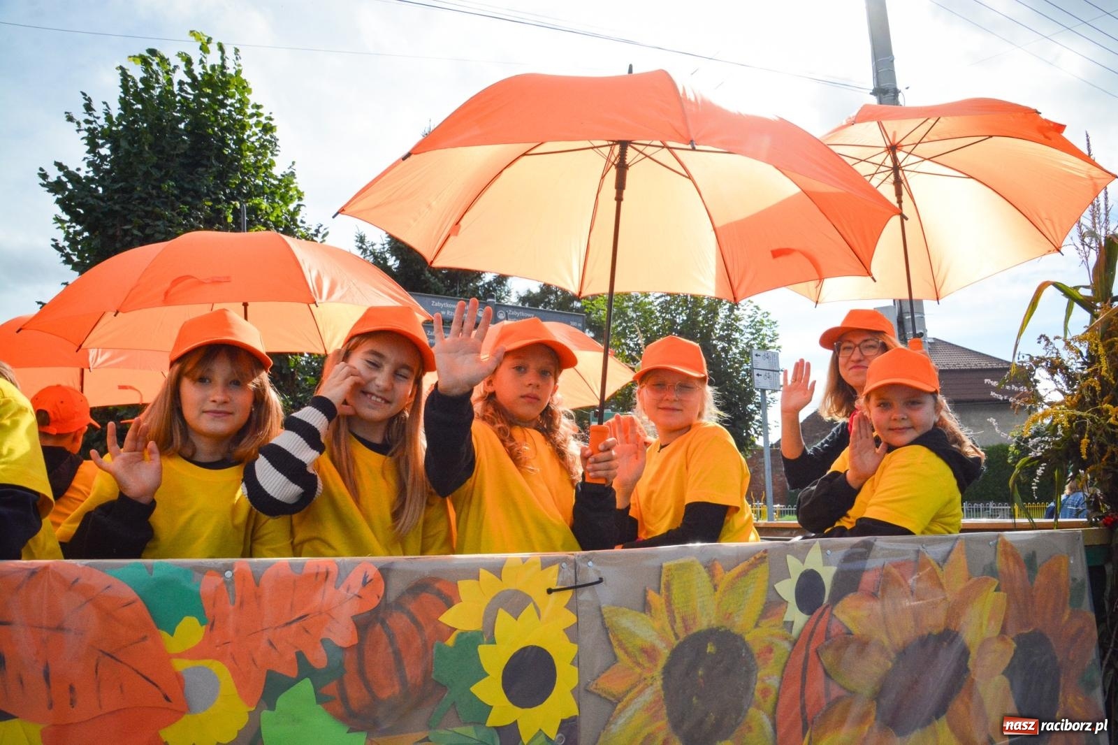 Zdjęcie w galerii na portalu naszraciborz.pl: Pogrzebień gospodarzem dożynek gminnych. Jeden z największych korowodów w powiecie [FOTO i WIDEO] wiadomości z regionu