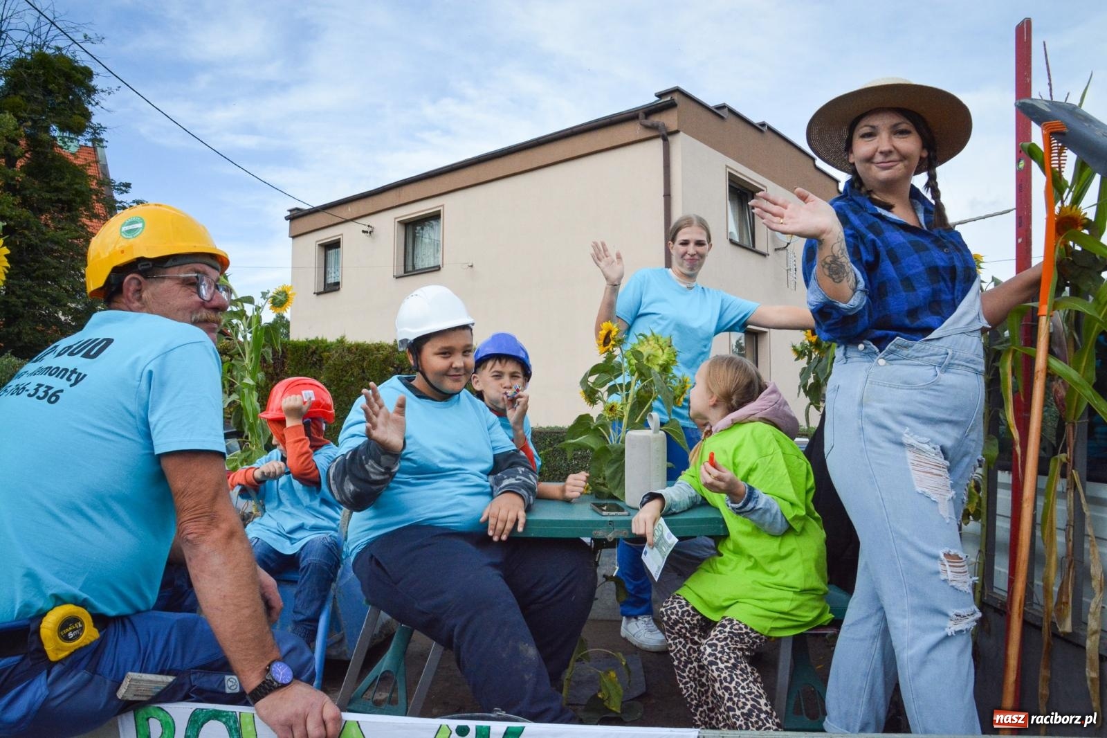 Zdjęcie w galerii na portalu naszraciborz.pl: Pogrzebień gospodarzem dożynek gminnych. Jeden z największych korowodów w powiecie [FOTO i WIDEO] wiadomości z regionu
