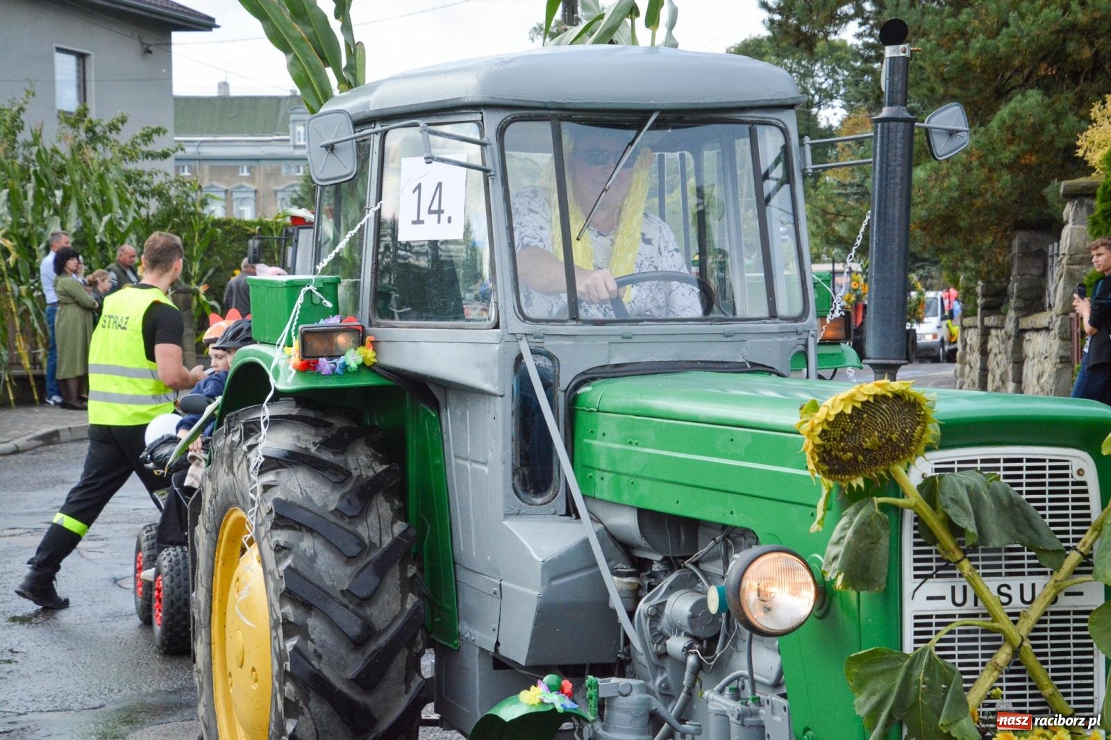 Zdjęcie w galerii na portalu naszraciborz.pl: Pogrzebień gospodarzem dożynek gminnych. Jeden z największych korowodów w powiecie [FOTO i WIDEO] wiadomości z regionu