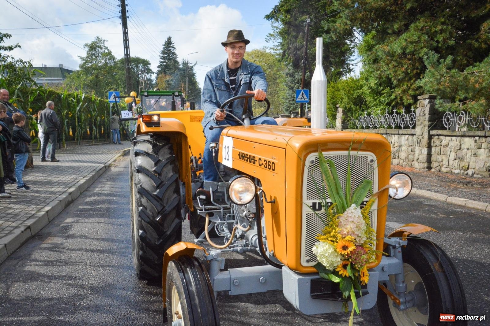 Zdjęcie w galerii na portalu naszraciborz.pl: Pogrzebień gospodarzem dożynek gminnych. Jeden z największych korowodów w powiecie [FOTO i WIDEO] wiadomości z regionu