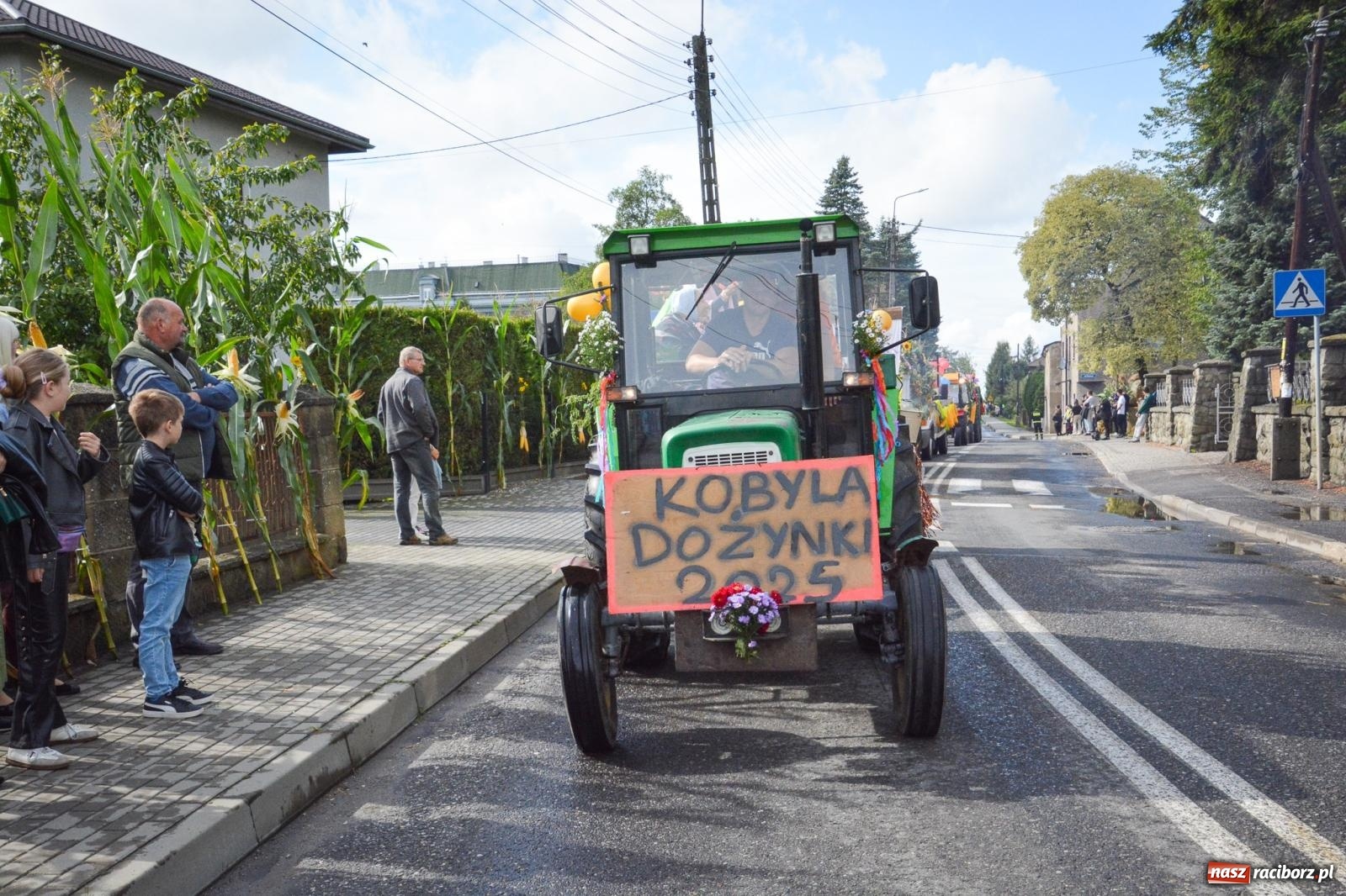 Zdjęcie w galerii na portalu naszraciborz.pl: Pogrzebień gospodarzem dożynek gminnych. Jeden z największych korowodów w powiecie [FOTO i WIDEO] wiadomości z regionu