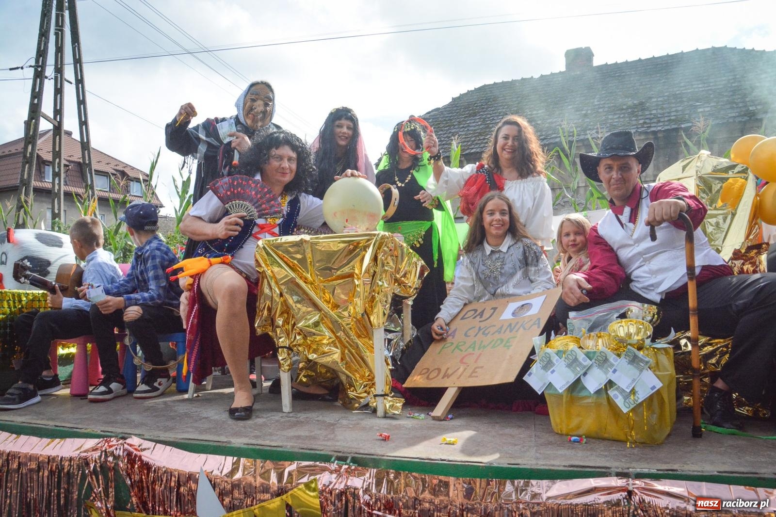 Zdjęcie w galerii na portalu naszraciborz.pl: Pogrzebień gospodarzem dożynek gminnych. Jeden z największych korowodów w powiecie [FOTO i WIDEO] wiadomości z regionu
