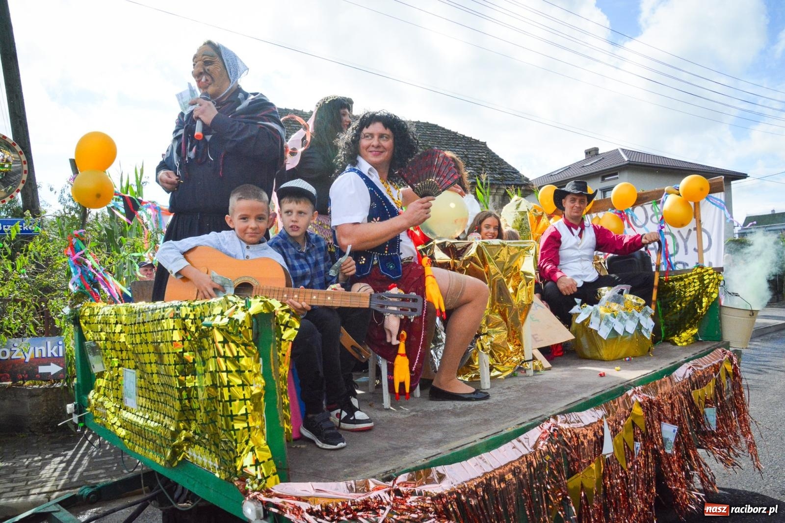Zdjęcie w galerii na portalu naszraciborz.pl: Pogrzebień gospodarzem dożynek gminnych. Jeden z największych korowodów w powiecie [FOTO i WIDEO] wiadomości z regionu