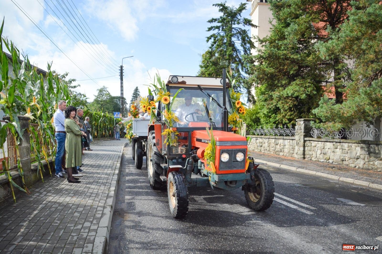 Zdjęcie w galerii na portalu naszraciborz.pl: Pogrzebień gospodarzem dożynek gminnych. Jeden z największych korowodów w powiecie [FOTO i WIDEO] wiadomości z regionu
