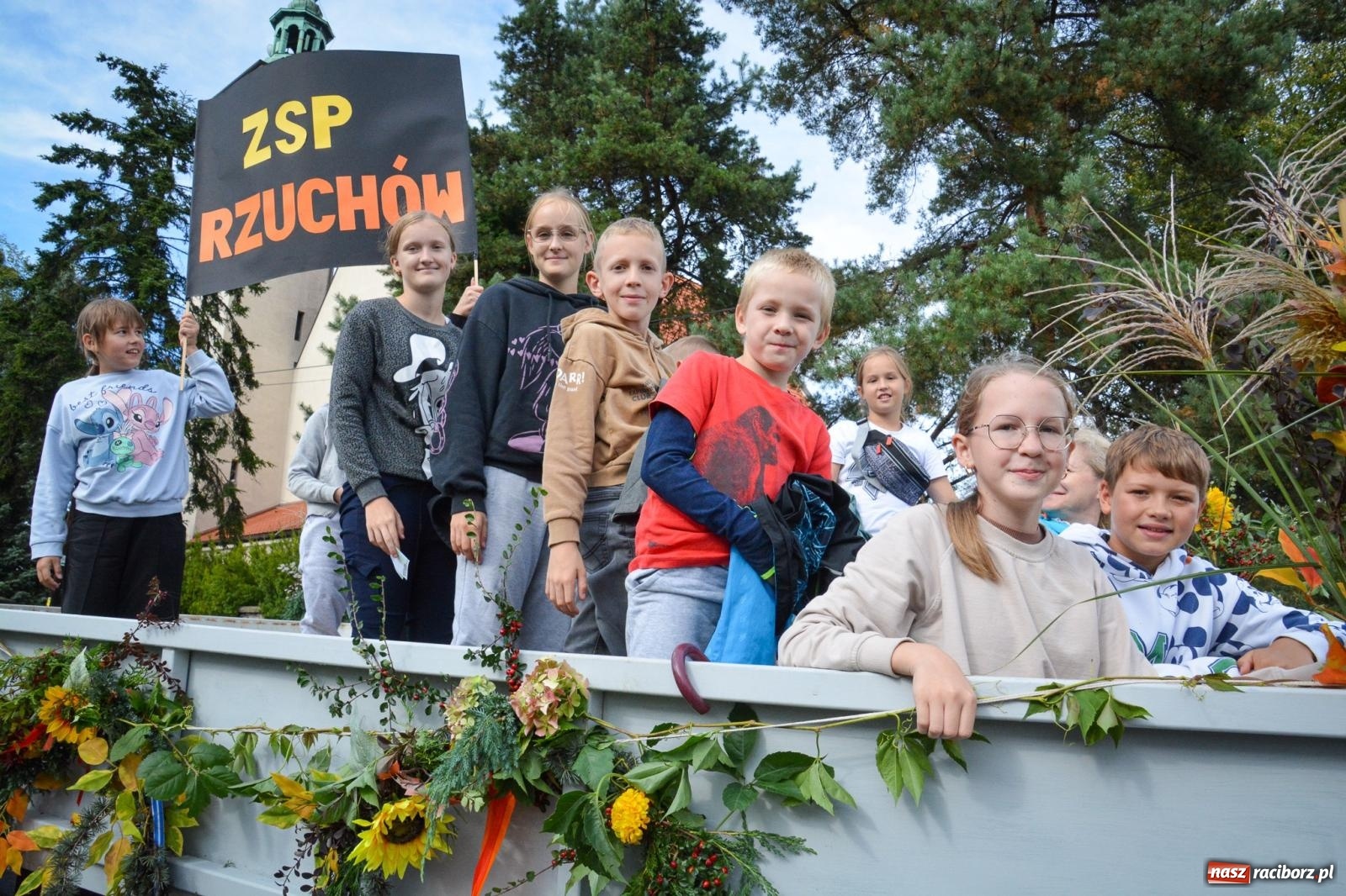 Zdjęcie w galerii na portalu naszraciborz.pl: Pogrzebień gospodarzem dożynek gminnych. Jeden z największych korowodów w powiecie [FOTO i WIDEO] wiadomości z regionu