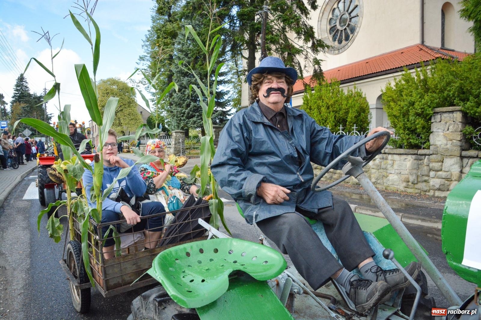 Zdjęcie w galerii na portalu naszraciborz.pl: Pogrzebień gospodarzem dożynek gminnych. Jeden z największych korowodów w powiecie [FOTO i WIDEO] wiadomości z regionu