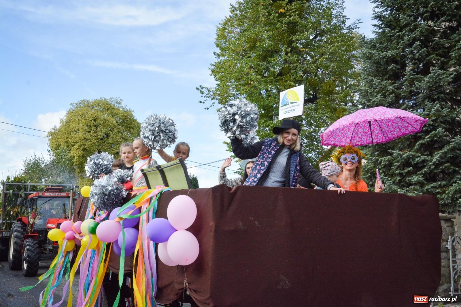 Zdjęcie w galerii na portalu naszraciborz.pl: Pogrzebień gospodarzem dożynek gminnych. Jeden z największych korowodów w powiecie [FOTO i WIDEO] wiadomości z regionu