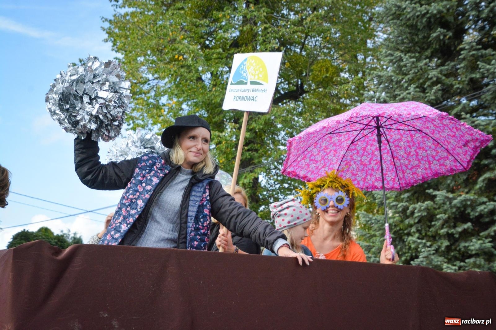 Zdjęcie w galerii na portalu naszraciborz.pl: Pogrzebień gospodarzem dożynek gminnych. Jeden z największych korowodów w powiecie [FOTO i WIDEO] wiadomości z regionu